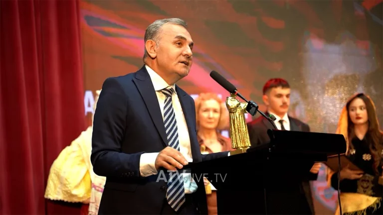 Poeti Lulzim Tafa nderohet nga Lezha me çmimin “At Gjergj Fishta”