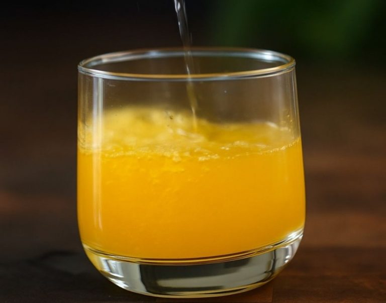 Pija e artë që pastron trupin në 30 ditë, mrekullia me kripë deti dhe shafran indie