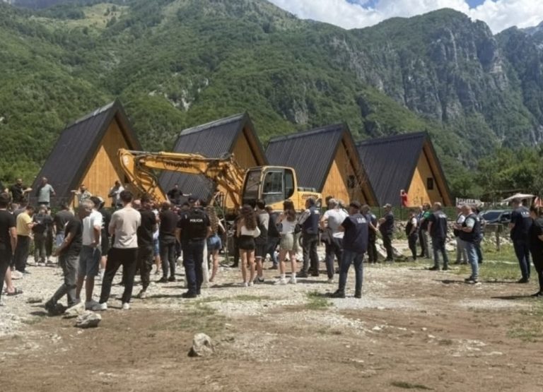 Thethi në fokus: 35 objekte të tjera drejt shembjes, vazhdon aksioni i paralajmëruar i Ramës”