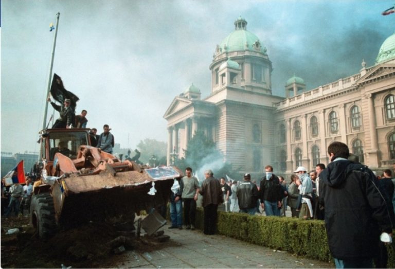 Përmbysja e regjimit kriminal të Slobodan Millosheviçit/ 25 vjet pas 5 tetorit historik: Serbia e Vuçiçit, më larg demokracisë se kurrë