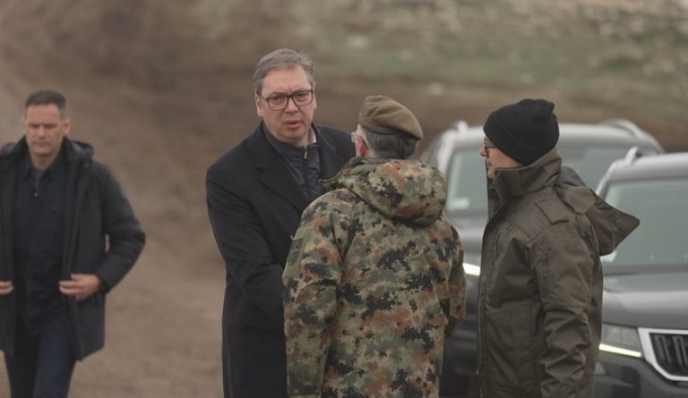 Mijëra dronë kamikazë në Kosovë, Serbia kërcënon me luftë? “Nuk do të rrimë duarkryq”