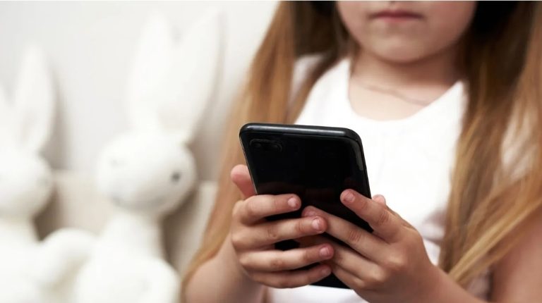 ​A është koha para ekranit duke ia shkatërruar të ardhmen fëmijës tuaj? Zbulimi i ri që trondit prindërit!