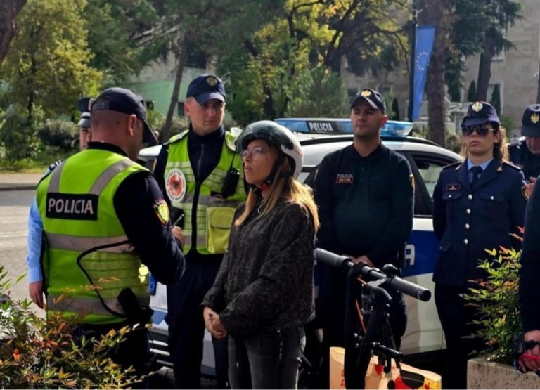 Mësuesja po shkonte në punë me monopatinë, gazetari poston foton ku dhjetëra policë i bëjnë pritë