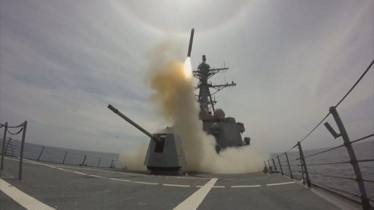 “Zgjidhni luftën ose e bëjmë ne!” Trump kërcënon Putin me dërgimin e raketave Tomahawk