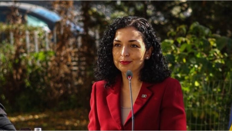 Vjosa Osmani në Tiranë, por nuk merr pjesë në tubimin pro UÇK