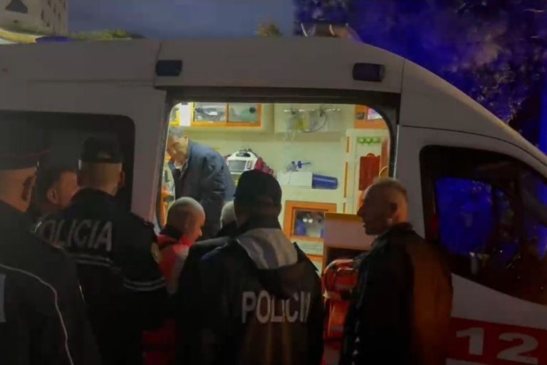 Rast urgjence në sheshin “Skënderbej”! Ish-komandanti i UÇK-së dërgohet me ambulancë në spital