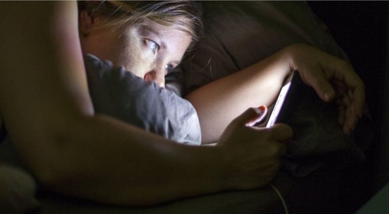 Përdorimi i telefonit në errësirë totale mund të shkaktojë humbje të përhershme të shikimit?