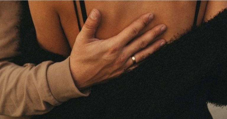 Psikologjia e prekjeve/ Si kontakti fizik ndryshon nivelin e hormoneve të stresit?