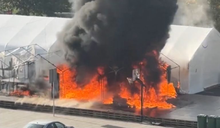 Të shtëna me armë dhe zjarr pranë Parlamentit të Serbisë, Vuçiç thërret konferencë urgjente
