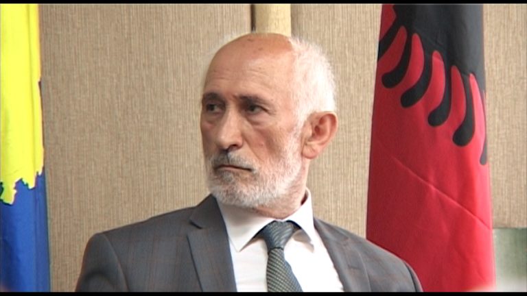 Fortesa e fjalës nën Bjeshkët e Nemuna: Agim Vinca shndërron ‘Ditën e Gështenjës’ në simpozium poetiko-filozofik në Deçan