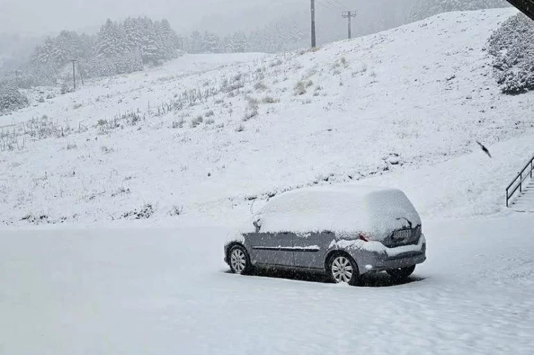 Bie bora e parë në Kosovë