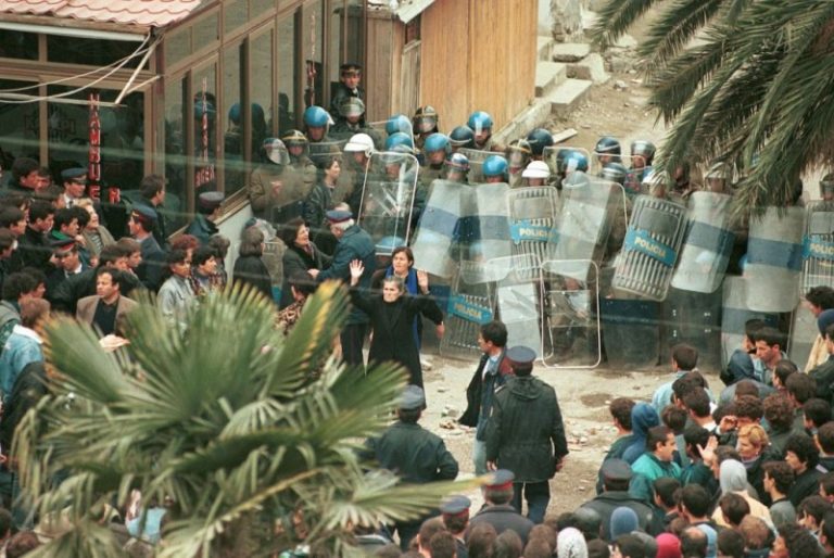 Viti i anarkisë dhe tragjedisë: 3800 të vrarë dhe 1.2 miliardë Lekë të humbura! Si e shkatërroi kriza piramidale Shqipërinë në ’97-en?