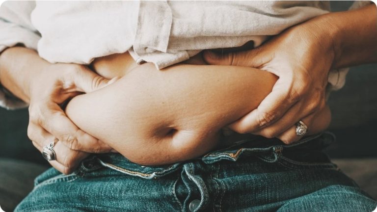 Pse dhjami grumbullohet pikërisht në bark gjatë menopauzës? Ja çfarë këshillojnë ekspertët e Harvardit