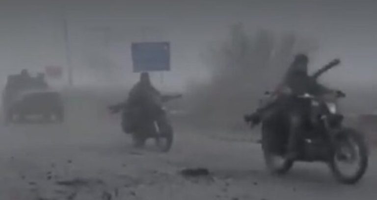 Mjegulla ndihmon forcat ruse të depërtojnë më thellë në qytetin kyç ukrainas – dalin pamjet e rusëve duke hyrë me motoçikleta