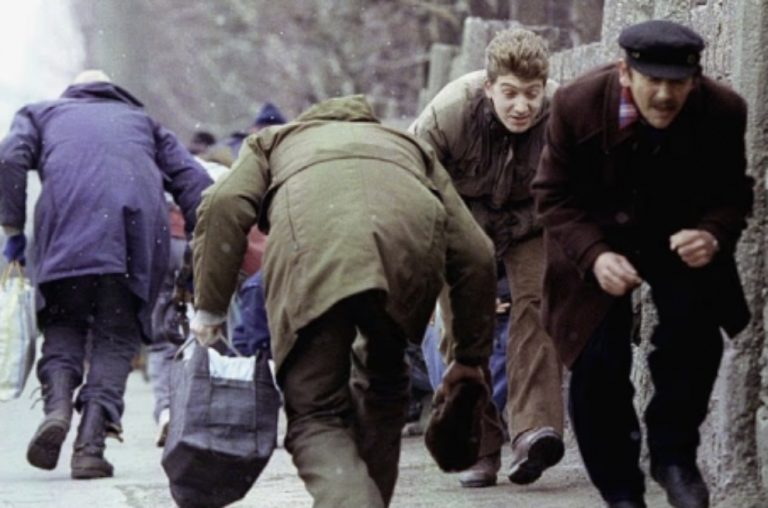 Skandal ndërkombëtar: Ushtria Serbe paguante turistët në Sarajevë që t’i gjuanin me armë civilët, fëmijët kushtonin më shumë