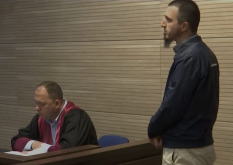 “Absolutisht jo”, deklarohet i pafajshëm arsimtari që akuzohet se hodhi në mbeturina flamurin kombëtar dhe plisin