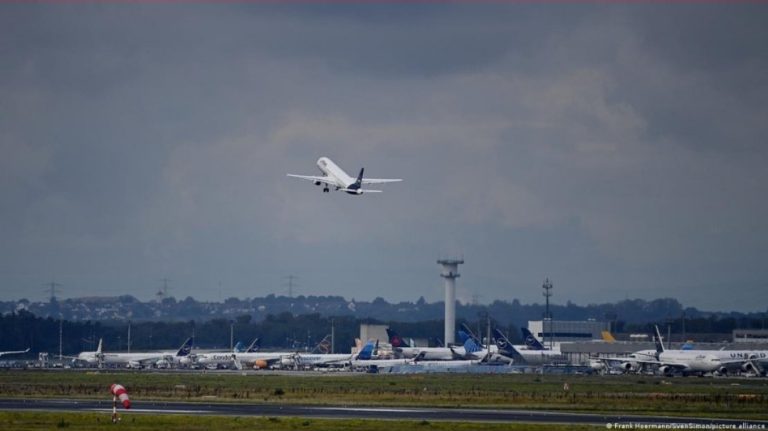 Ulen taksat e fluturimit në 2026, Unioni kërkon bileta më të lira për pasagjerët me avionë