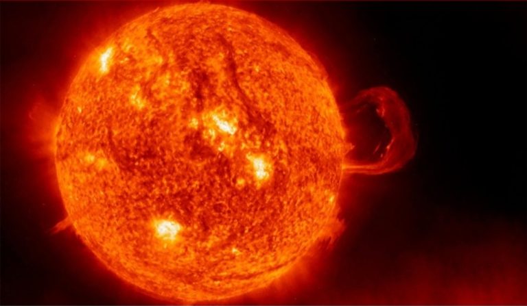 ‘Rënia e Ikarusit’/ Fotografia e pabesueshme e një parashutisti që ‘kalon’ Diellin