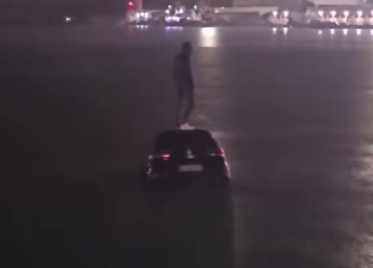 Tragjedi e shmangur në portin e Barit: Shqiptari përfundon në det me makinë gjatë hipjes në tragetet