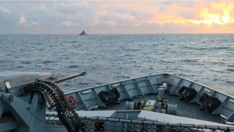 Marina mbretërore britanike ndalon dy anijet ruse në ujërat territoriale