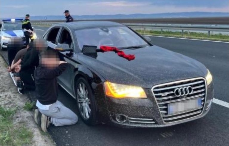 Mediat serbe raportojnë për arrestimin e katër shqiptarëve në Serbi, publikuan pamje me bluzat “Shqipëri Etnike”